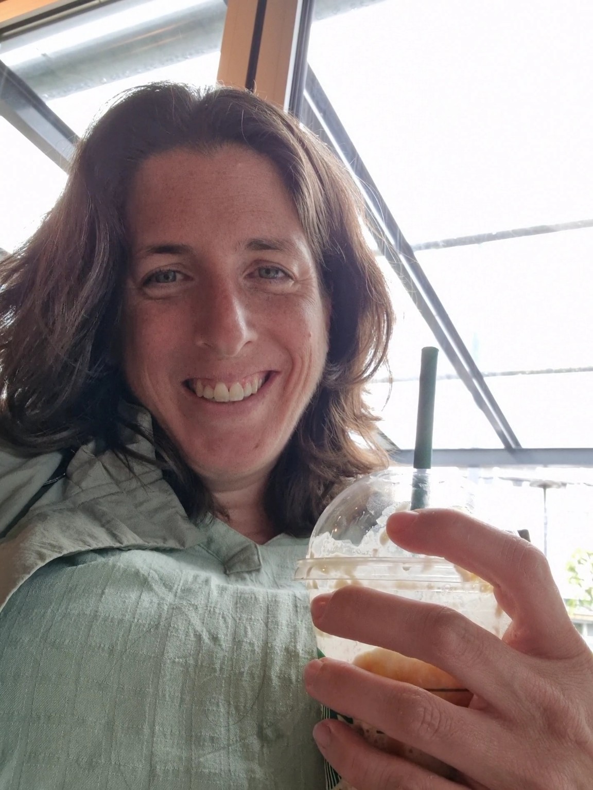 Porträt einer Frau um die 40, selbstbewusst und echt
