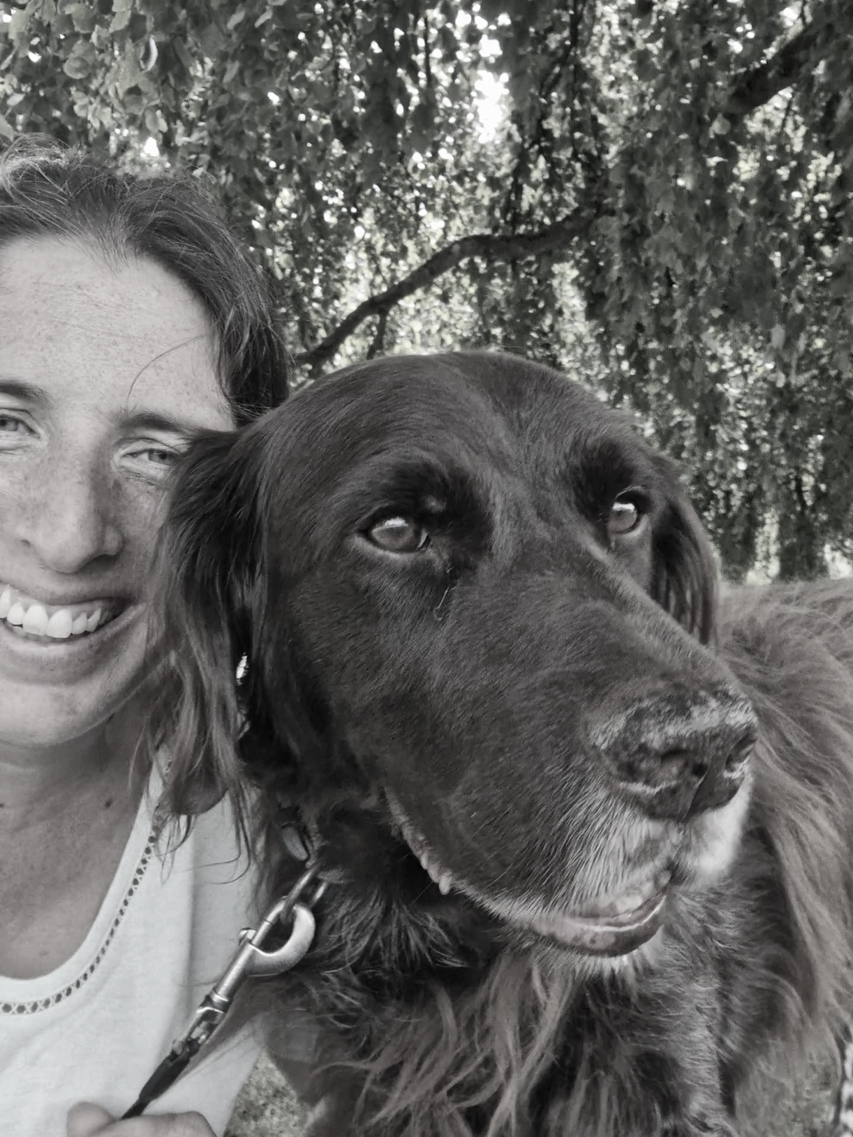 Schnappschuss von Karin mit ihrem Hund Fynn – Inspiration für Boudoir- und Lifelines-Fotografie in Thun“
