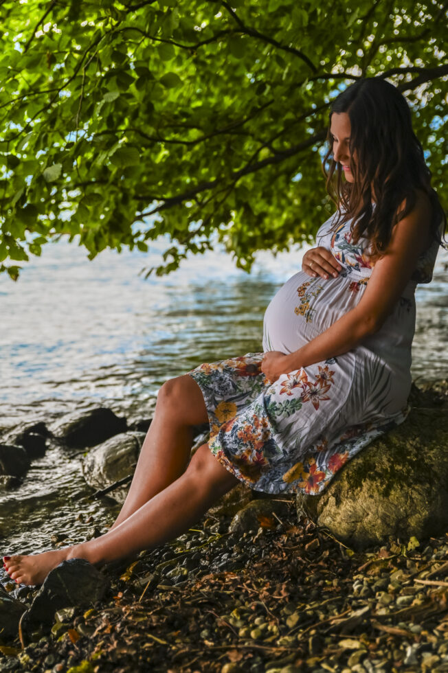 Stilvolles Maternity Shooting am Thunersee mit Babybauch
