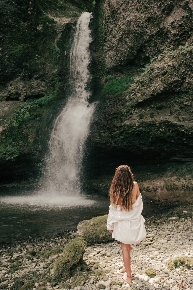 Outdoor Boudoir Shooting am Wasserfall in der nähe von Thun – sinnliche Frauenfotografie im Freien