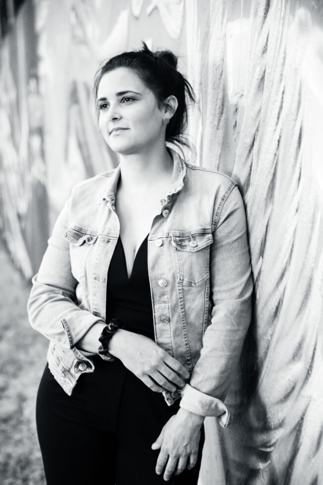 Schwarz-weiss Portrait einer Frau mit Jeansjacke und selbstbewusstem Blick