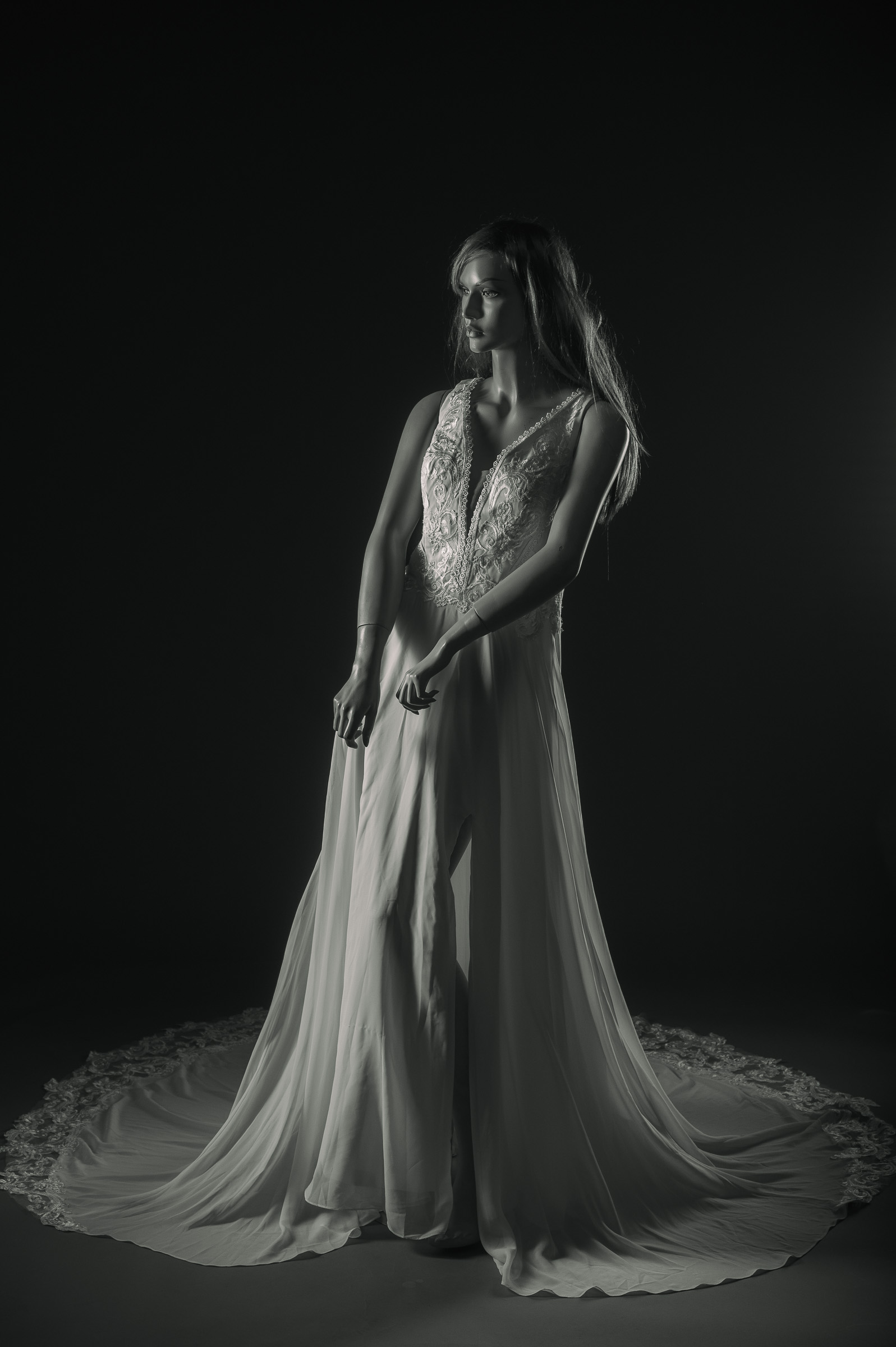 Brautkleid im Studio als Vorbereitung für ein Winter Boudoir Shooting im Berner Oberland