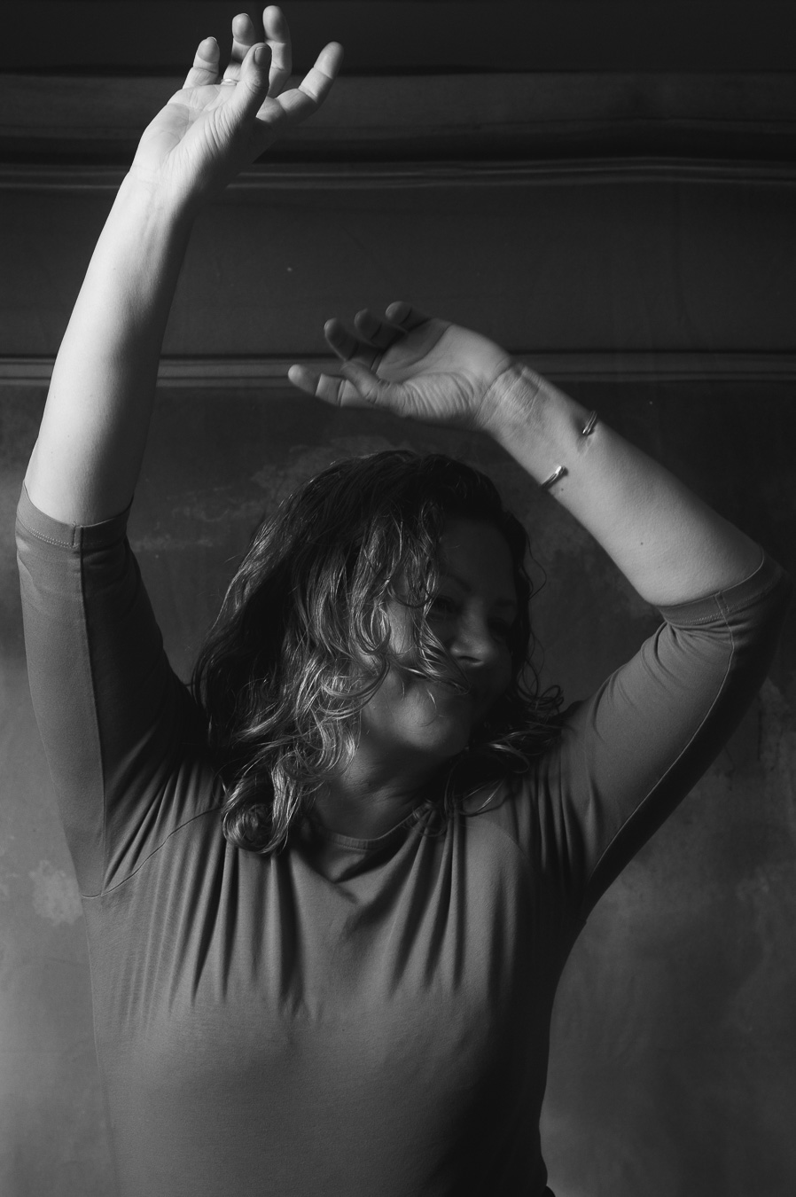 Ein tanzende Frau wahrend ein Fotoshooting wo es um echte Emotionen gehtl