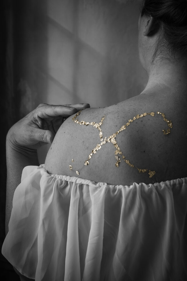 Schwarz weiss Bild, kintsugi Narben