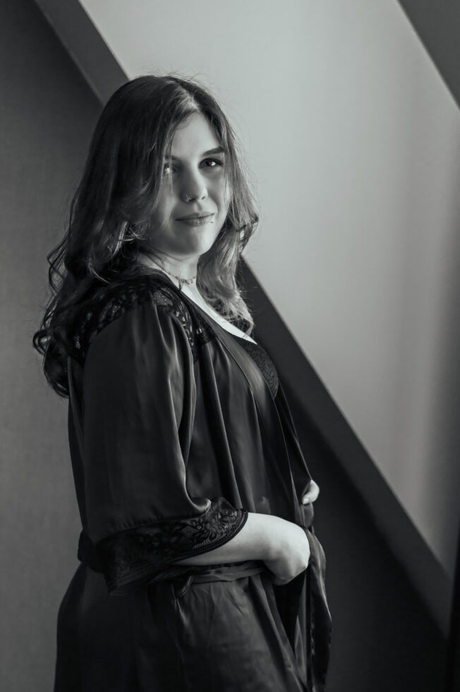 Edles Boudoir Portrait mit Lingerie & Fensterlicht