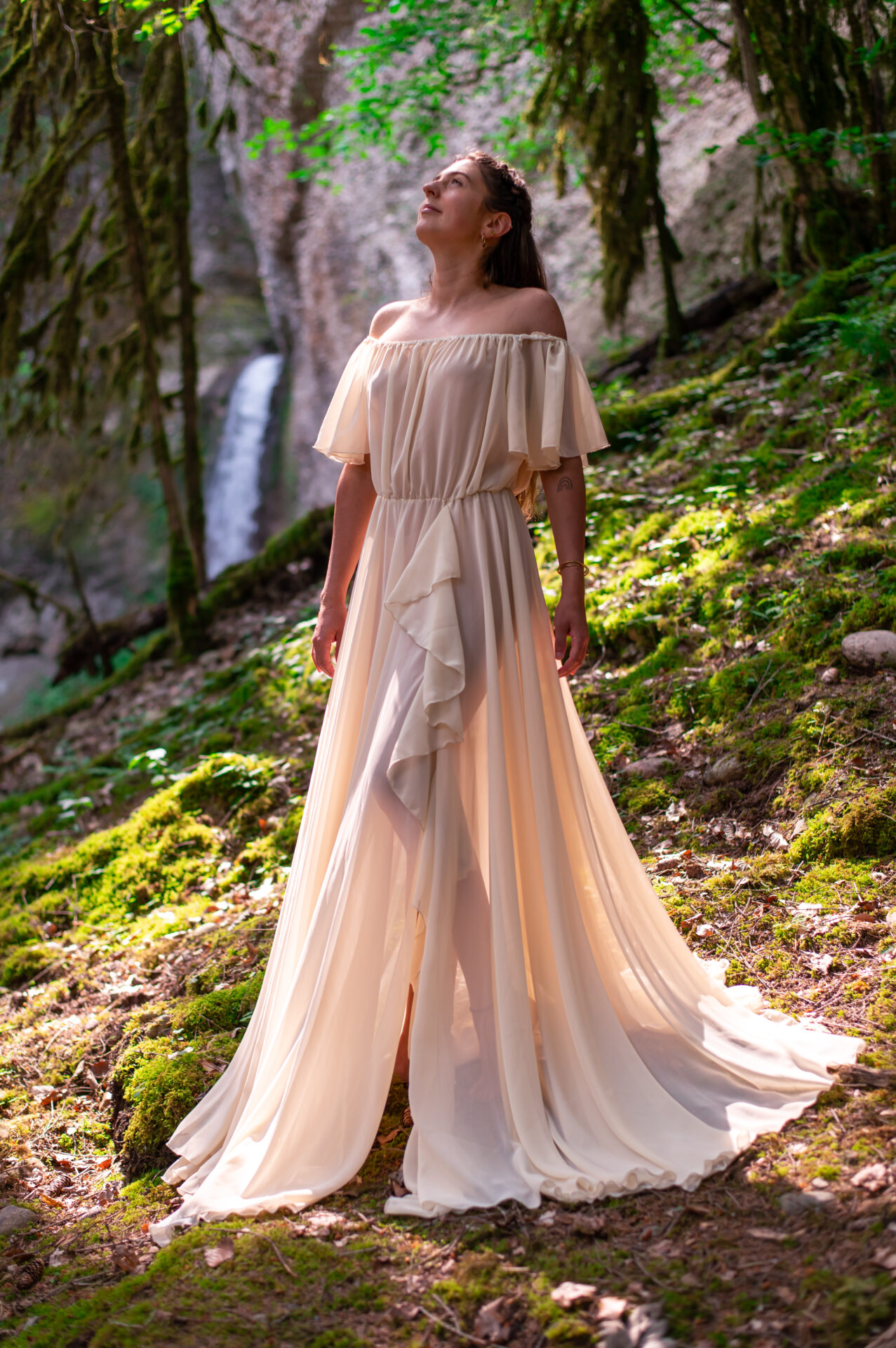 Frauenportrait im Freien – Boudoir-Fotografie im Berner Oberland