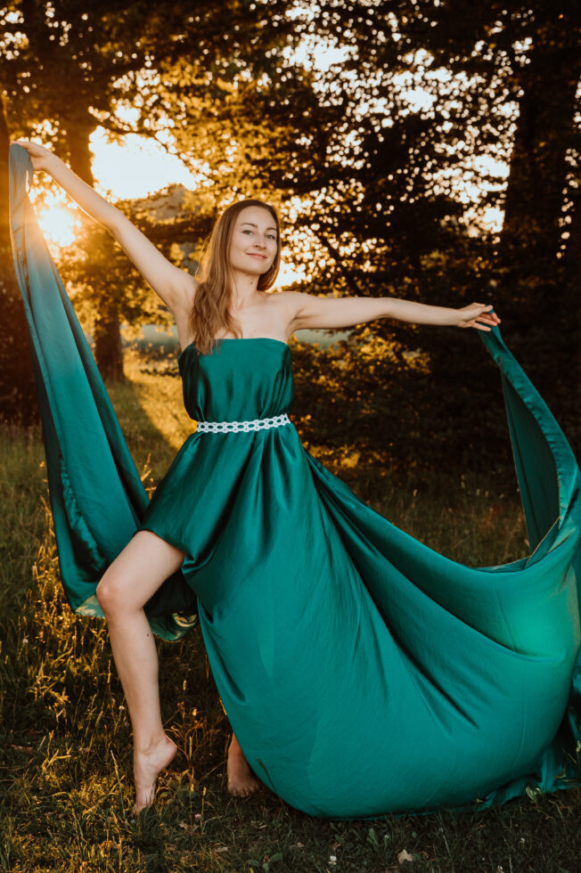 Mama mit grünem Kleid posiert bei Sonnenuntergang