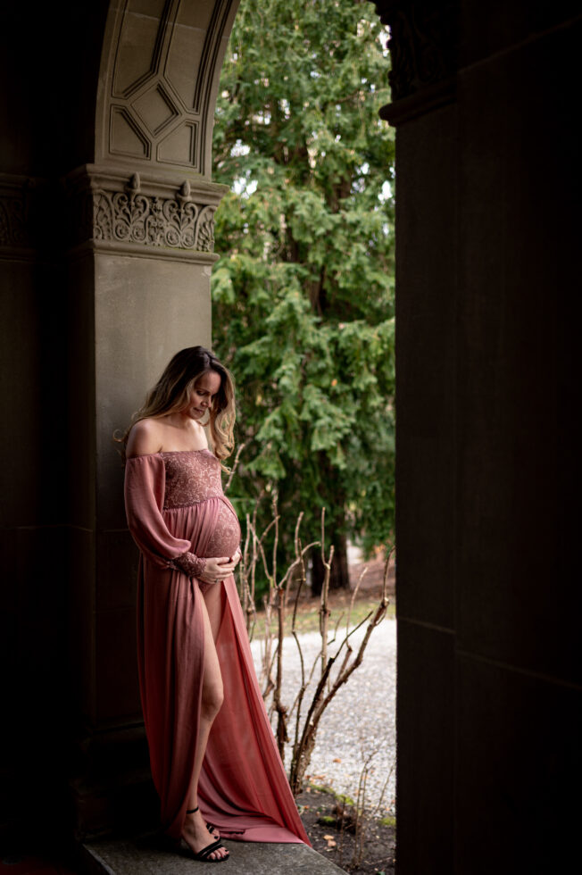 Schwangerschaftsshooting im rosa Kleid beim Schloss Hünegg bei Thun